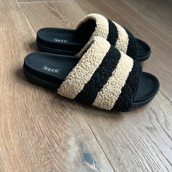 ROAM FUZZY PRISM SLIPPERS BEIGE & BLACK FAUX SHEARLING - Picture 4 of 6